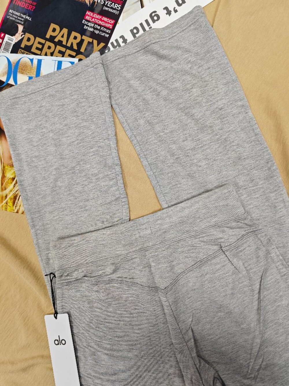 NWT ALO Yoga🧘♂️ Sway Bootcut Sweatpant Heather Grey 👖 Leg-Lengthening - Picture 4 of 8